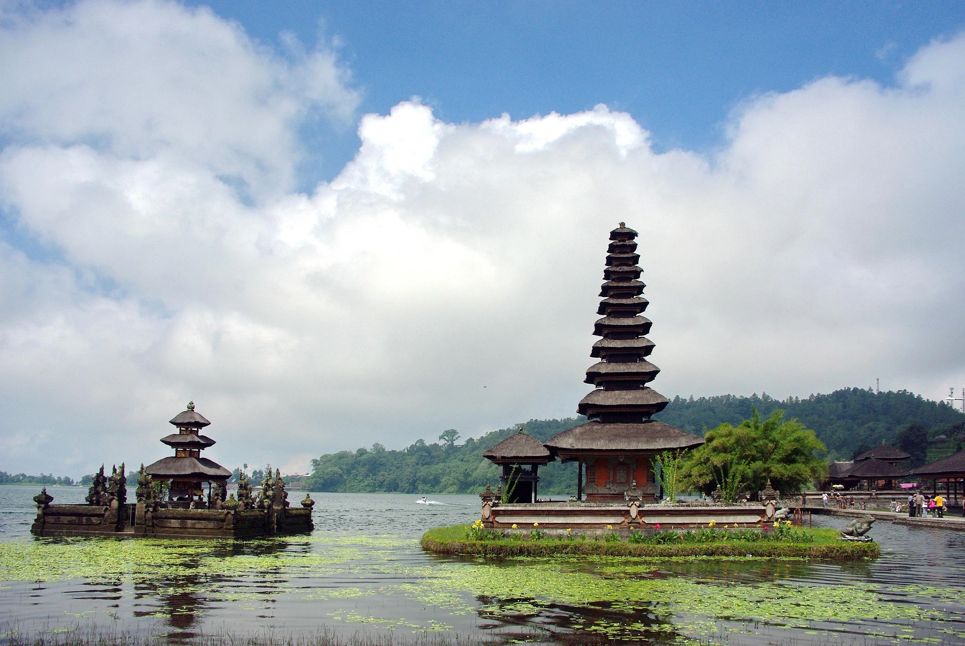 beratan lake bali